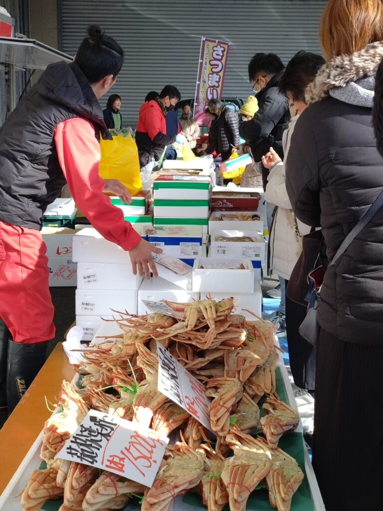 かに直送市　香住港から　甘エビ人気　サザエの大きさに驚く　野菜もドーナツも　今夜は鍋一択！